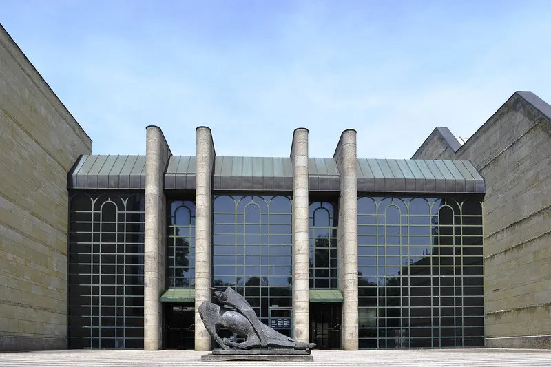 The entrance of a Munich Pinakothek museum