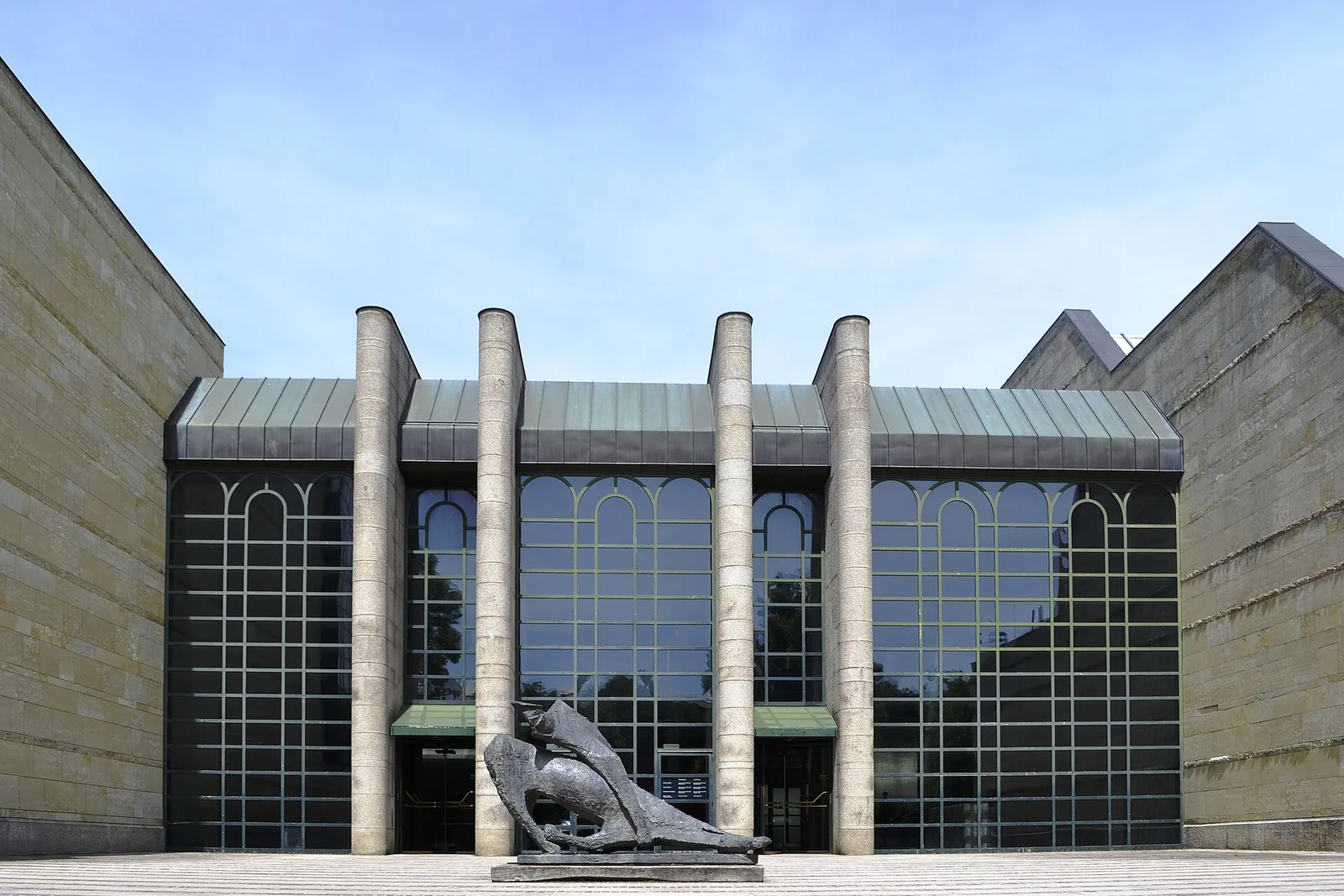 The entrance of a Munich Pinakothek museum